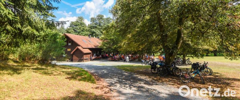 Wegen des anhaltend schönen Wetters ist die Blockhütte im Waldnaabtal ein begehrtes Ausflugsziel. Imposante Felsgruppen in und an der Waldnaab machen das Naturschutzgebiet weithin bekannt. Nach Wanderungen von Falkenberg Richtung Butterfass oder von Neuhaus über den grandiosen Uferpfad kehrt man ein zu einer kühlen Mass oder einer köstlich gebackenen Forelle. Bild: sds
