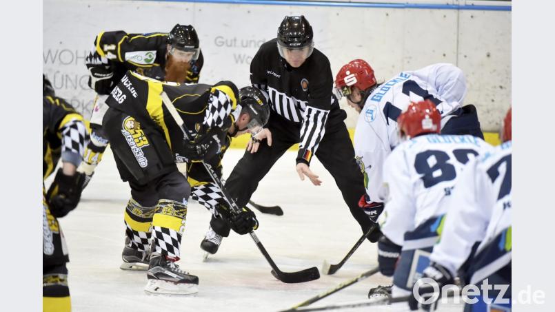 Das Eröffnungs-Bully zur Saisonvorbereitung für den ERSC Amberg (dunkle Trikots) erfolgt am Freitag in Passau, zwei Tage später wird dann das erste Mal auf heimischem Eis getestet. Zu Gast ist der ERV Schweinfurt. Bild: brü