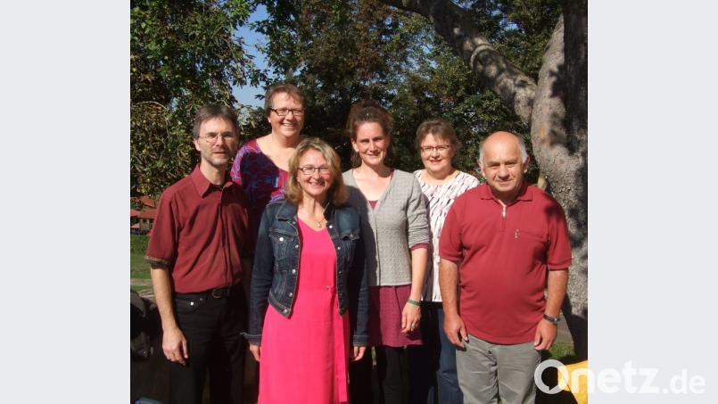 Pfarrer Andreas Ruhs (links) dankt Jutta Lippik, Doris Borchardt, Elke Wiesner und Gisela Prösl, dass sie den Mesnerdienst übernehmen. Otto Janner ist absofort Hausmeisterdienst (von links). Bild: sei