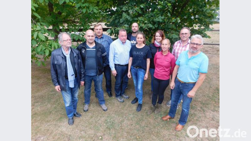 Das Steuerungsgremium der Bürgerinitiative „Windparkfreie Heimat rund um den Rauhen Kulm“ bilden (von links) Berthold Bergner, Gerd Neubauer, Winfried Hübner, Peter Stickling, Andreas Hader, Bettina Stickling, Melanie Herrmann, Heidi Schäffler, Wendelin Leiter und Karlheinz Schultes. Bild: hai