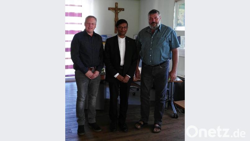 Bei einem Besuch im Rathaus knüpft der neue Pfarrer Dr. Augustin Lobo (Mitte) erste Kontakte. Bürgermeister Jürgen Kürzinger (links) und sein Stellvertreter Josef Schreglmann (rechts) wünschen ihm alles Gute für seine neuen Aufgaben in Kirchenthumbach. Bild: lep