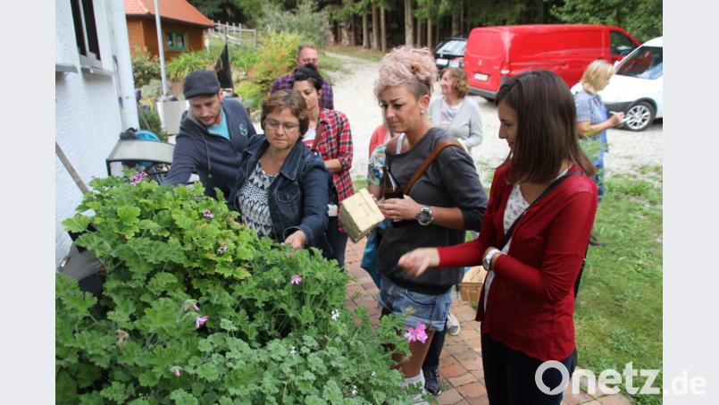 Da schauten ein paar Kursbesucher recht ungläubig: Auch Blätter von Geranien können gegessen werden. Bild: frd