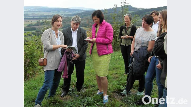 Anja Putzer erklärt Bundestagsabgeordnetem Stefan Schmidt, Bundestagsfraktionsvorsitzender Katrin Göring-Eckardt (von links), Anna Toman (Dritte von rechts) und weiteren Gästen die einzelnen Kräuter im Essbaren Wildpflanzenpark. Bild: hl