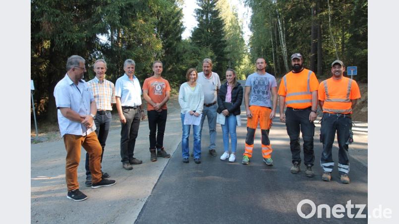 Bürgermeister Johann Maurer (links) sprach allen Beteiligten, darunter Jan Hoffmann vom Amt für Ländliche Entwicklung (Vierter von links) für die Förderung, seinen Dank aus. Die vorzügliche Zusammenarbeit unterstrichen auch Firmeninhaber Edmund Holfelder (Zweiter von links) sowie Alexandra Völkl und Anna-Lena Grötsch (Mitte, von links) von der Bamler Bauingenieur GmbH. Bild: pi