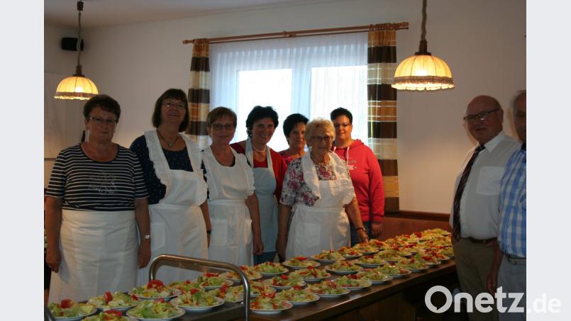 Auf die Frauenriege kann sich „Frohsinn“-Vorsitzender Erwin Dromann (rechts) immer verlassen. Massenweise Knödeln drehen, schmackhafte Salate schaffen und vorher noch die Halle dekorieren: Das alles ist für sie selbstverständlich. Bild: gpa