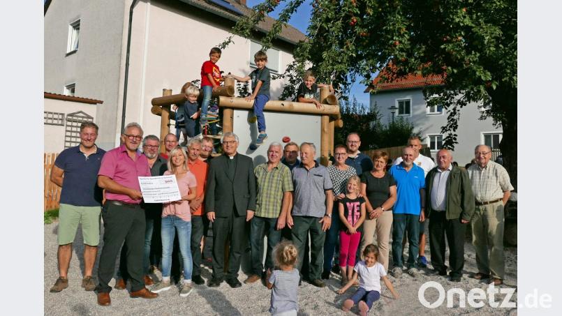 Kleine Experte weihen den neuen Spielplatz in Ilsenbach ein. Bild: exb