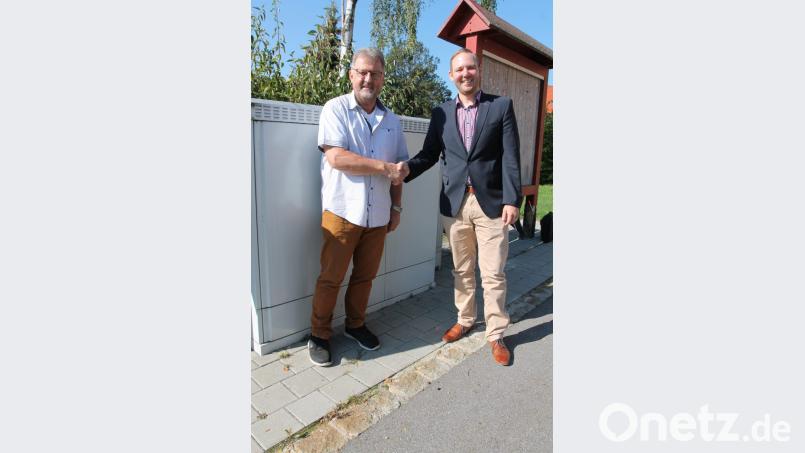 Enrico Delfino von der Deutschen Telekom (rechts) informierte Bürgermeister Johann Maurer über die Möglichkeit, durch Vectoring höhere Bandbreiten zu nutzen. Bild: pi