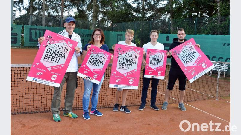 Sie sind die Macher von „Dumba bebt“: Armin Sobirey (von links), Nicole Schusser-Schindler, Paul Sobirey, Max Strauß und Organisationsboss Fabian Fuhrich fiebern der heutigen Veranstaltung entgegen. Bild: ü
