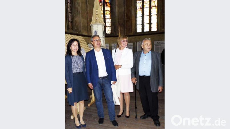 Vor dem Modell des Dachstuhls der Franziskanerkirche (von links): Tanja Schiffmann, Michal Pospišíl, Marcela Brabačová und Josef Hauer. Bild: gjb