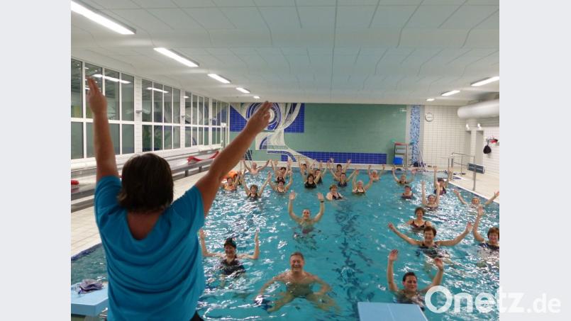 Das Hallenbad und sein Angebot - wie Wassergymnastik - wird von der Bevölkerung gut angenommen. Nun ist auch am Sonntagvormittag eine Stunde für Schwimmer geöffnet. Bild: Völkl