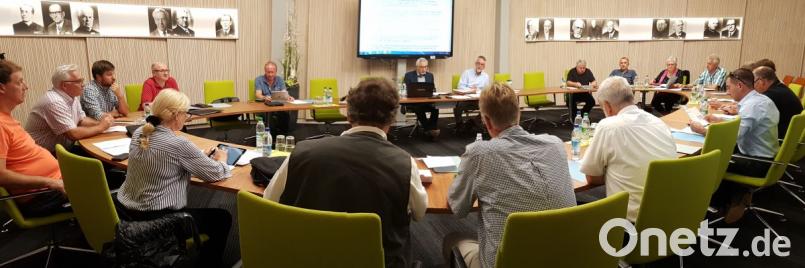 Freundlich, hell, modern. Der neu gestaltete Sitzungssaal im Rathaus Schwarzenfeld macht etwas her. Bild: Dotzler