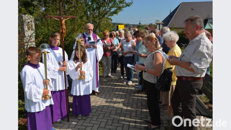 Pfarrseelsorger Pater Benedikt Leitmayr betete gemeinsam mit vielen Gläubigen den Kreuzweg vom Theresianum zur Kalvarienbergkapelle. Bild: jr