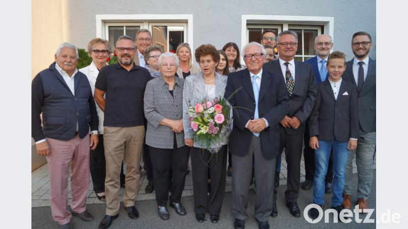 Das Jubelpaar Barbara und Georg Bösl (Mitte) freut sich, das Fest der diamantenen Hochzeit mit Kindern, Enkeln, Schwiegertöchtern, Verwandten und den Gemeindevertretern rüstig und gesund zu feiern. Bild: du
