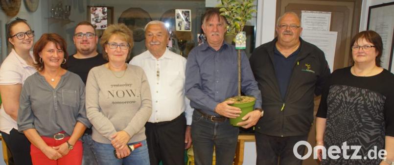 Georg Bayer erzielte beim Apfelbaumschießen das beste Ergebnis. Er nahm dieses Gewächs von Schießleiter Reinhold Wild (Zweiter von rechts) in Anwesenheit von Teilnehmern an diesem Wettbewerb in Empfang. Bild: mmj