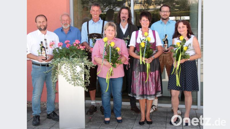 Acht Mitarbeiter der Mädchenrealschule feierten Dienstjubiläum. Das Bild von links: Herbert Winter, Willibald Hücking, Jürgen Moritz, Inge Bauer, Arne Langbein, Marlies Hoffmann, Thomas Mitterdorfer und Angela Hermer. Bild: Hirsch