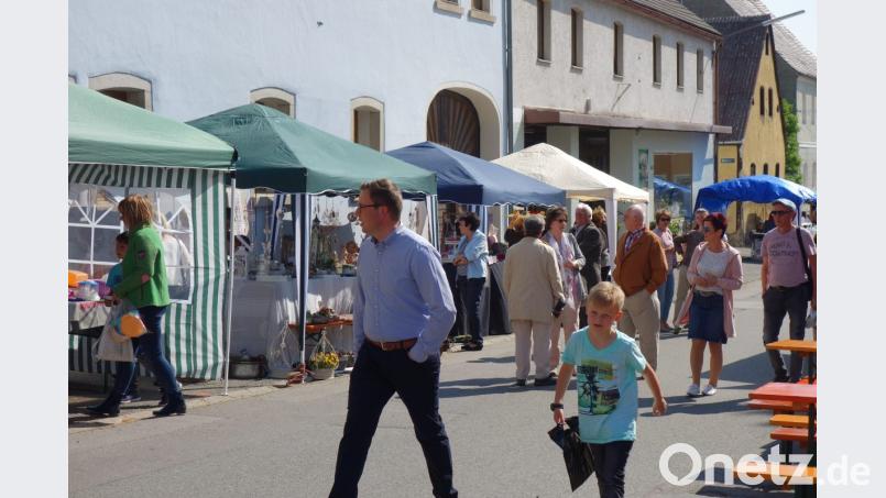 Fieranten, Marktstände und Händler vervollständigen am Sonntag das Angebot zum Patrozinium der katholischen Pfarrkirche. Bild: fjo