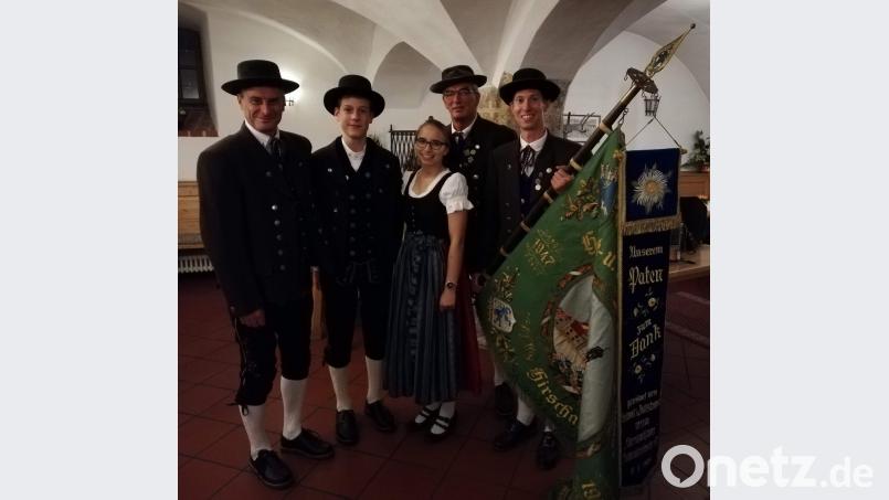 Zur Fahnenabordnung gehören Vorsitzender Michael Meier (rechts), sein Stellvertreter Gaston Lottner (links) und Franz Dolles (Zweiter von rechts). Sie begleiten das Jugendpaar. Bild: u