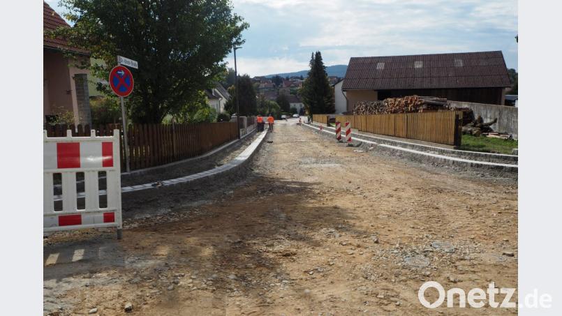 In der Dr.-Ulrich-Straße sind die beiden Randstreifen für den befahrbaren Seitenstreifen bereits angelegt. Bild: gz