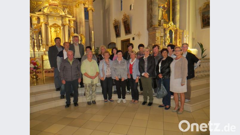 Vor dem Austausch von Erinnerungen feiern die ehemaligen Schüler einen Gedenkgottesdienst vor verstorbene Lehrkräfte und Kameraden. Bild: ak