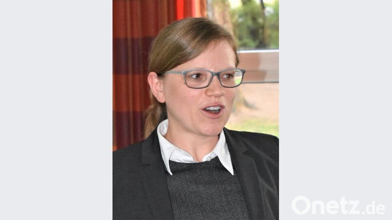 Notarin Eva-Maria Bernauer spricht beim Katholischen Frauenbund über "Erben und vererben". Bild: rgr