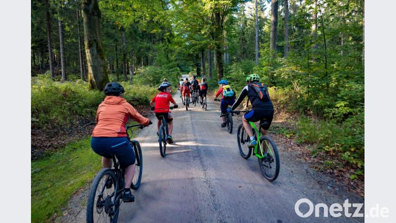 Zu einem Erfahrungsaustausch und einer Mountainbike-Tour rund um den Ochsenkopf trafen sich in Fleckl Sportler und Förster der Bayerischen Staatsforsten aus Anlass der „Deutschen Waldtage“. Bild: exb