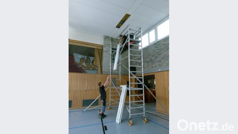 Hoch hinauf geht es beim Austausch der Beleuchtungskörper in der Turnhalle. Bild: rn