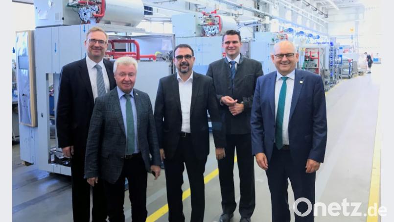 MdL Klaus Holetschek (Mitte) besuchte das Unternehmen MMM in Begleitung von (von links) MdL Alexander Flierl, Unternehmer Michael Koller, Landrat Thomas Ebeling und Geschäftsführer Michael Geutler. Bild: exb