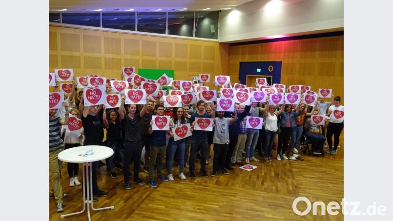 Die Besucher des Demokratie-Festivals setzen ein klares Zeichen. In den Herzen der Menschen soll kein Platz für Hass sein. Bild: ens