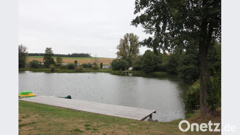 Herrlich gelegen präsentiert sich der Erlenweiher und lädt zum Ent- und Ausspannen ein. Bild: kro