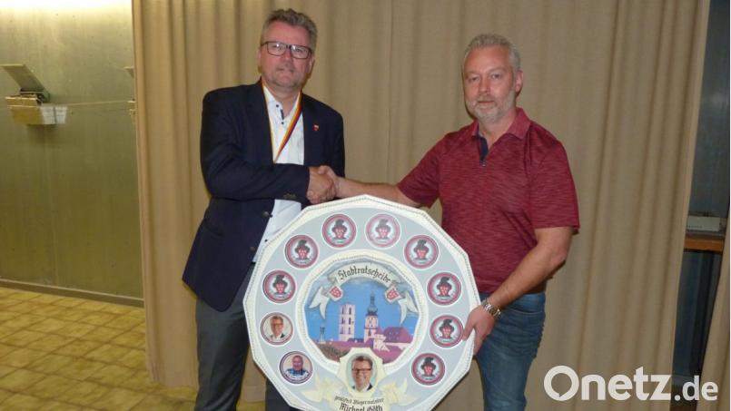 Der Spender der neuen Scheibe, Bürgermeister Michael Göth, mit ihrem erstem Gewinner Hermann Deichler. Bild: exb