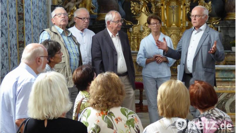 Reichenbachs Bürgermeister Pestenhofer (rechts) erläutert den Besuchern, unter ihnen Vorsitzender Hermann Schwab sowie Karl Prell (Dritter und Vierter von rechts) und der ehemalige Bürgermeister Georg Stahl (links) die Klosterkirche. Bild: fsb