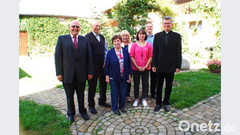 Maria Schnurrer aus Eglasgrün (Dritte von links) feierte im Gasthof Eckstein ihren 80. Geburtstag. Zu den Gratulanten zählten auch Bürgermeister Klaus Meyer, Ehemann Ludwig, Brigitte Meyer und Petra Fröhlich (KLB) sowie Stefan Forster (Pfarrgemeinderatssprecher) und Pfarrer Jazek Mizak. Bild: enz