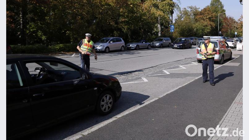 Die Polizeibeamten Gerhard Richter (links) und Siegfried Deml kontrollierten auf der Wackersdorfer Straße und zogen wie hier auch „Gurtmuffel“ aus dem Verkehr. Bild: ch