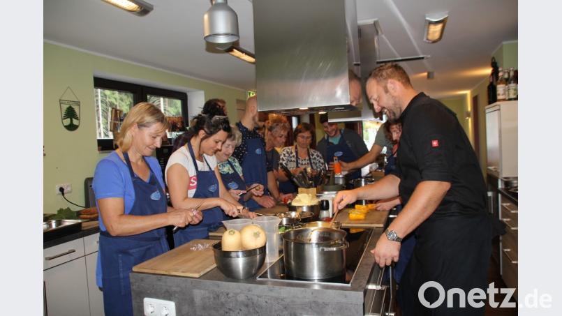 Das Zubereiten unter der Anleitung von Spitzenkoch Andreas Meier (rechts Vorne) und auch das spätere Essen der leckeren Speisen machte allen Kursteilnehmern besonderen Spaß. Bild: frd