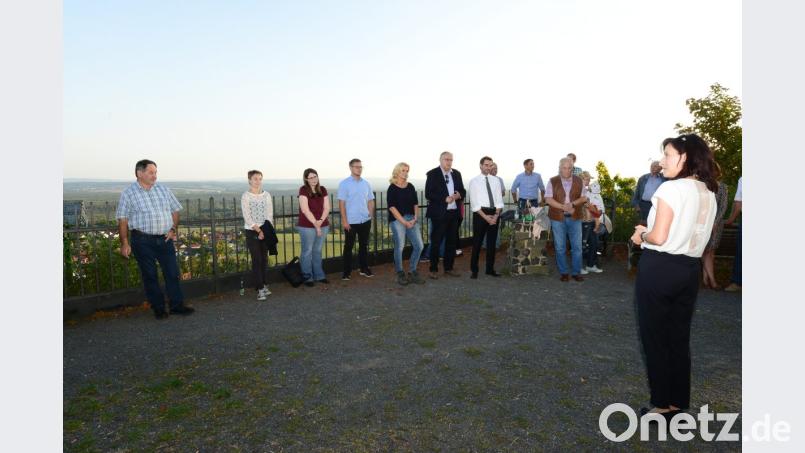 Zum "Gipfeltreffen" auf den Basaltkegel kommen CSU-Ortsvorsitzende Bürgermeisterin Tanja Schiffmann (vorne, rechts), Bezirkstagskandidaten Andrea Lang und Lothar Höher sowie CSU-Landtagskandidat Stephan Oetzinger (von links). Bild: bey