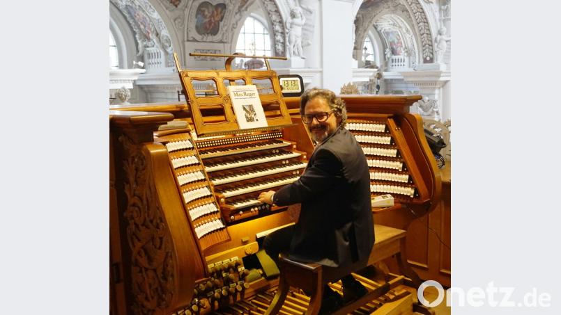 Domorganist Ludwig Ruckdeschel begleitete die beiden Chöre auf der größten Kirchenorgel der Welt. Bild: weu
