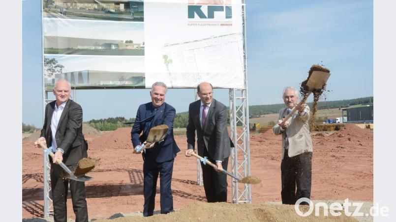 Architekt Hans Wittmann, Andreas Insinger, Finanzminister Albert Füracker und Bürgermeister Karl-Heinz Preißer greifen zum Spaten. Bild: Gabi Schönberger