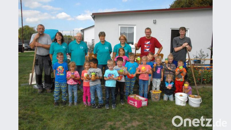 Das Kartoffelfest der Rosenberger Siedler ist ein voller Erfolg. Die dickste Knolle und somit den Titel des Kartoffelkönigs gräbt Jayden Minor (vorne, Vierter von links) aus. Sein Prachtexemplar wiegt 822 Gramm. Bild: blm