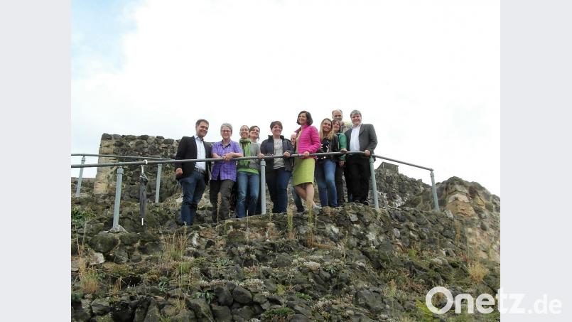 Gemeinsam besteigen . Leonhard Zintl, Heidrun Schelzke-Deubzer, Katharina Hage (von links), Stefan Schmidt (rechts), Katrin Göring-Eckhard und Anna Toman (Fünfte und Sechste von rechts) die Burgruine. Bild: hl
