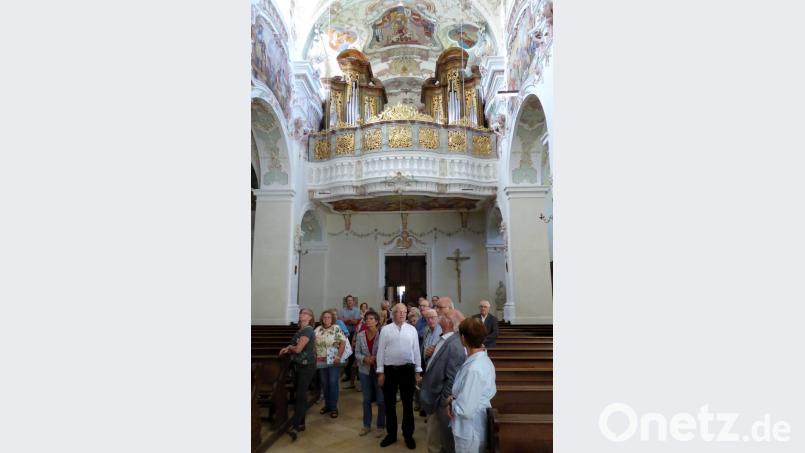 Bürgermeister Pestenhofer (Zweiter von rechts) führt durch die Kirche. Bild: fsb