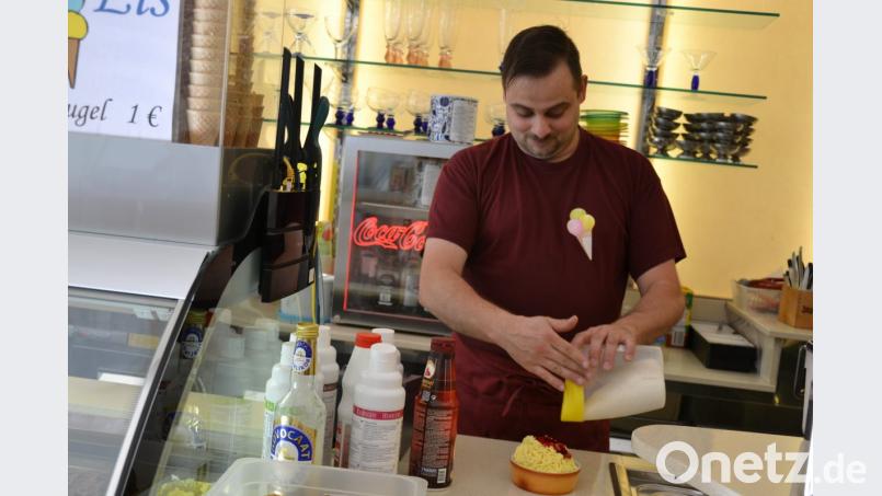 Riccardo Neitz, Besitzer der „Gelateria La Strada“, bereitet ein Spaghettieis zu. Bild: prbr