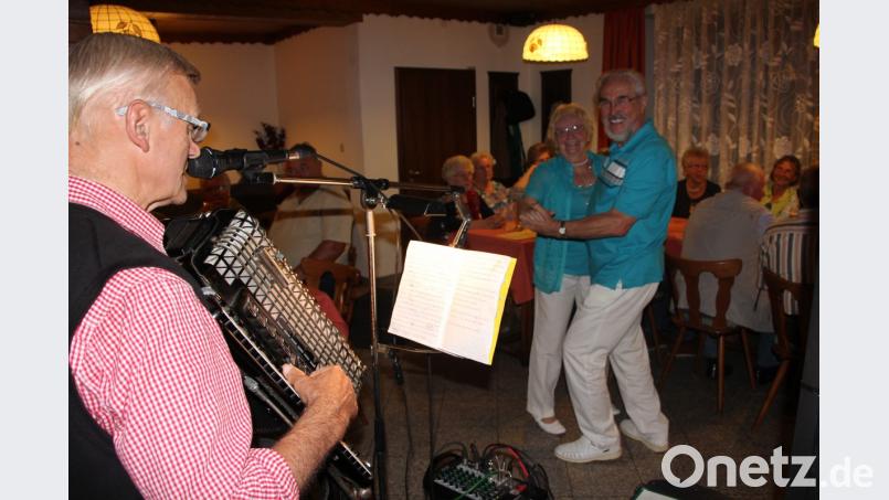 Alleinunterhalter Karl Gleißner (links) spielte am Donnerstagabend beim „Kistenpfennig“, das Lokal war voll besetzt. Manche schwangen sogar das Tanzbein. Bild: kro