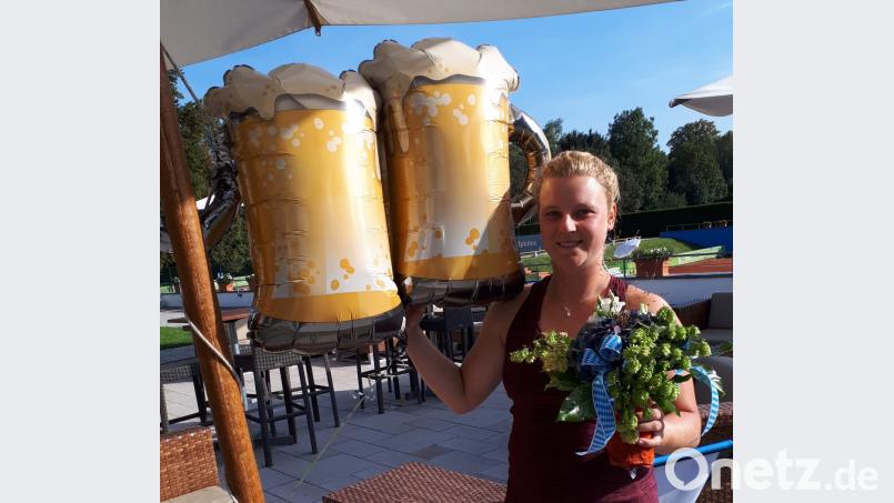 Tennisspielerin Lena Widmann freut sich nach dem Finalsieg beim „Wilson-Wiesn-Cup“ des MTTC Iphitos München. Bild: exb