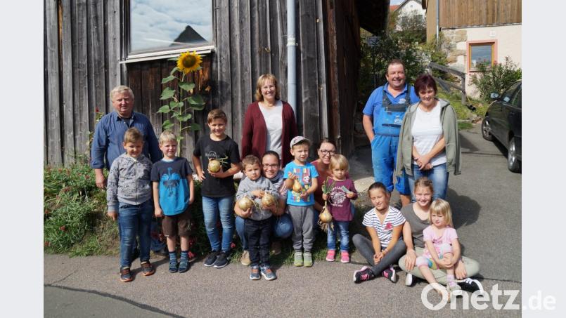 Die Verantwortlichen gratulierten den Kindern zu den guten Ergebnissen. Bild: rkp