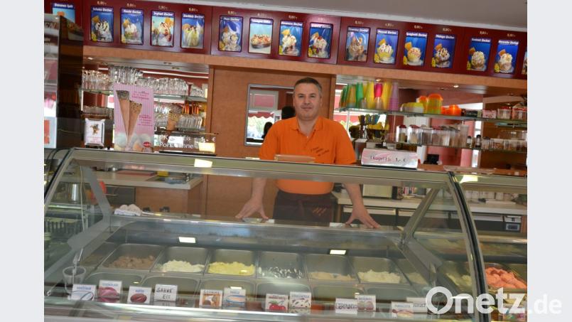 Pietro Barra, Besitzer des „Eiscafé Cortina“, hinter seiner Eistheke – sein Angebot wechselt wöchentlich. Bild: prbr