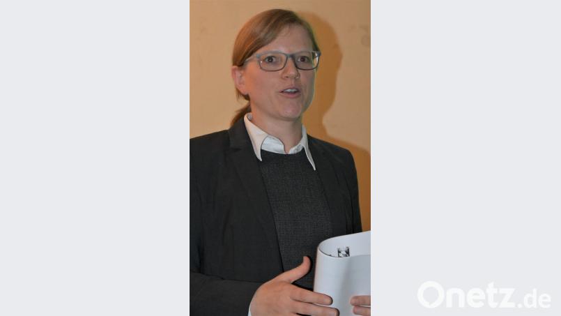 Notarin Eva-Maria Bernauer spricht beim Katholischen Frauenbund über "Erben und vererben". Bild: rgr