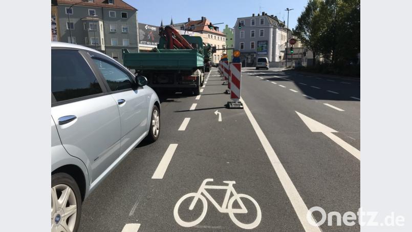 Verdammt eng wird es für Radfahrer als Linksabbieger in der Christian-Seltmann-Straße, besonders wenn - wie hier - Lastwagen die benachbarte Spur befahren. Bild: Porsche