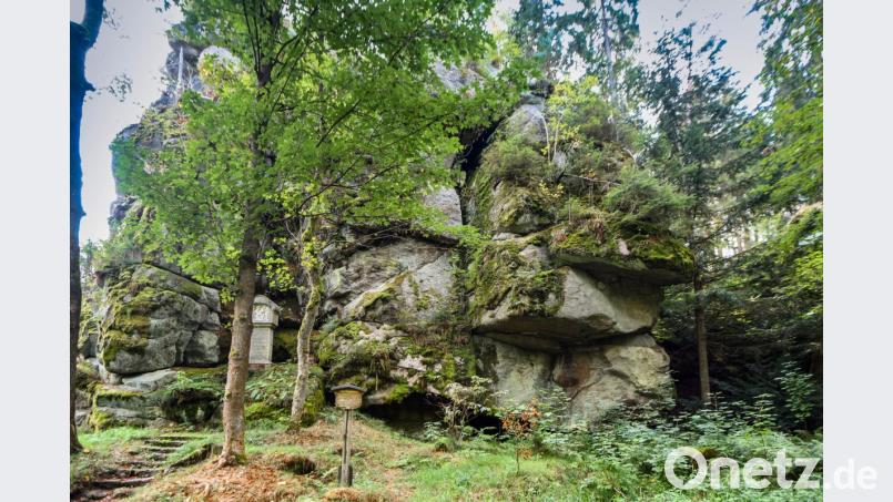 Bei einer Tour im Waldnaabtal entdeckt der Wanderer nicht nur die Überreste der Burg Schwarzenschwal. Imposant ist auch der Burgstall Altneuhaus (Bild), eine abgegangene Spornburg auf einem Felsplateau. Bild: sds