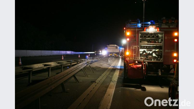 Auf der A3 bei Neumarkt hat ein Lastwagen die Leitplanke beschädigt. Die Autobahn musste gesperrt werden. Bild: jma