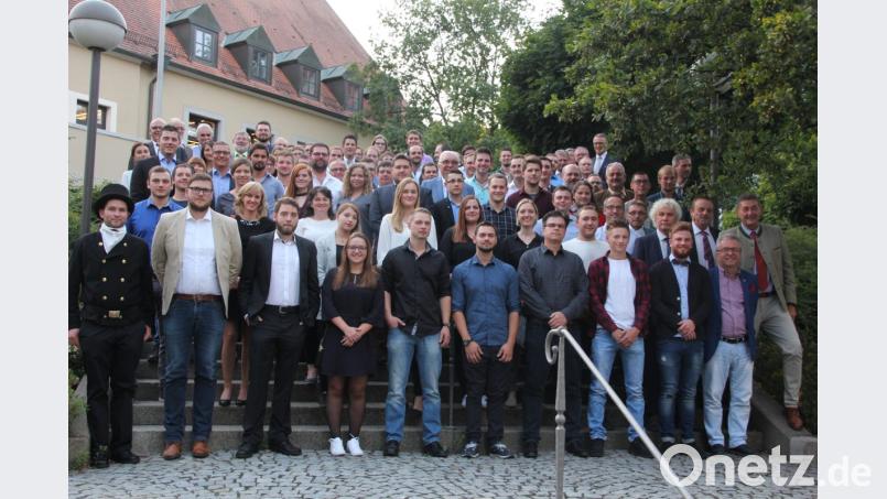 Die geehrten neuen Handwerksmeister, Techniker, Fach- und Betriebswirte.mit den Ehrengästen. Bild: kro